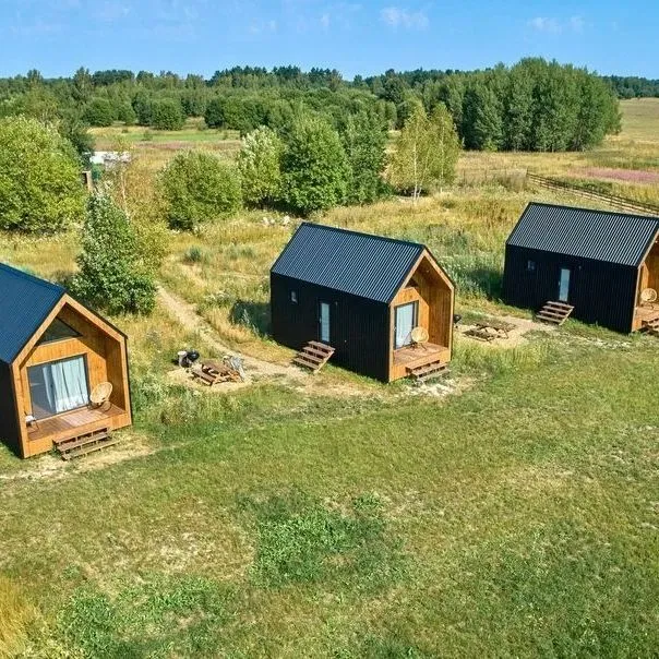Cabanas no campo aberto