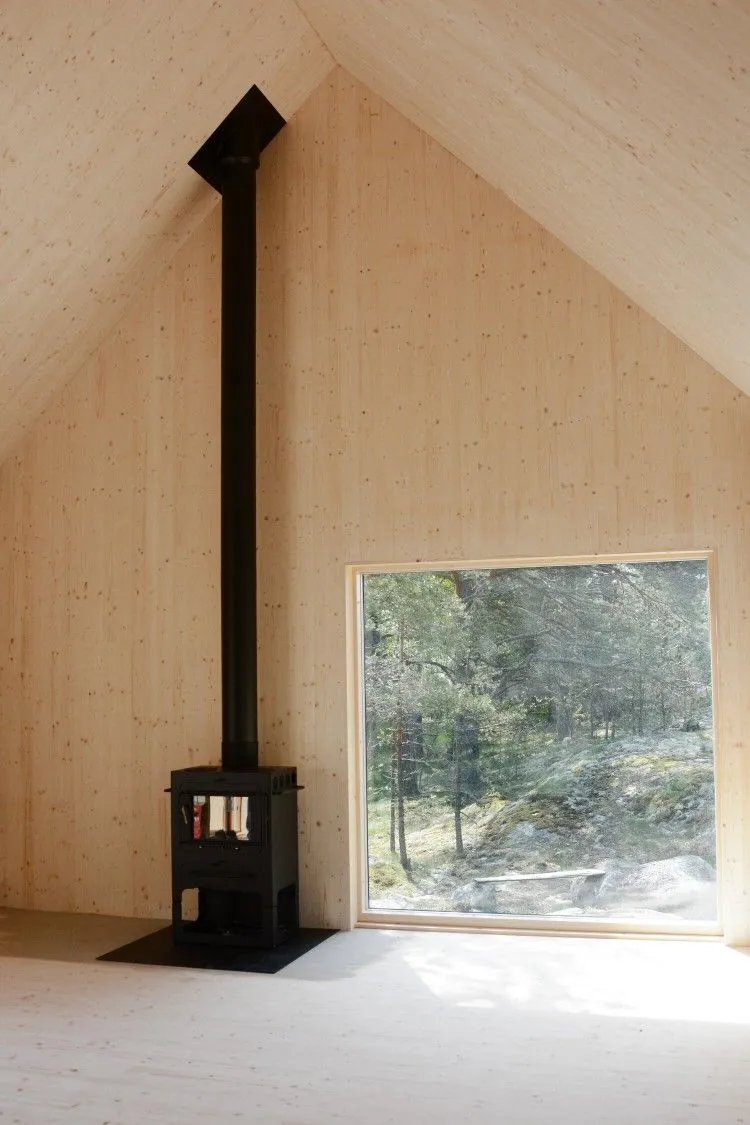 Interior com lareira a lenha